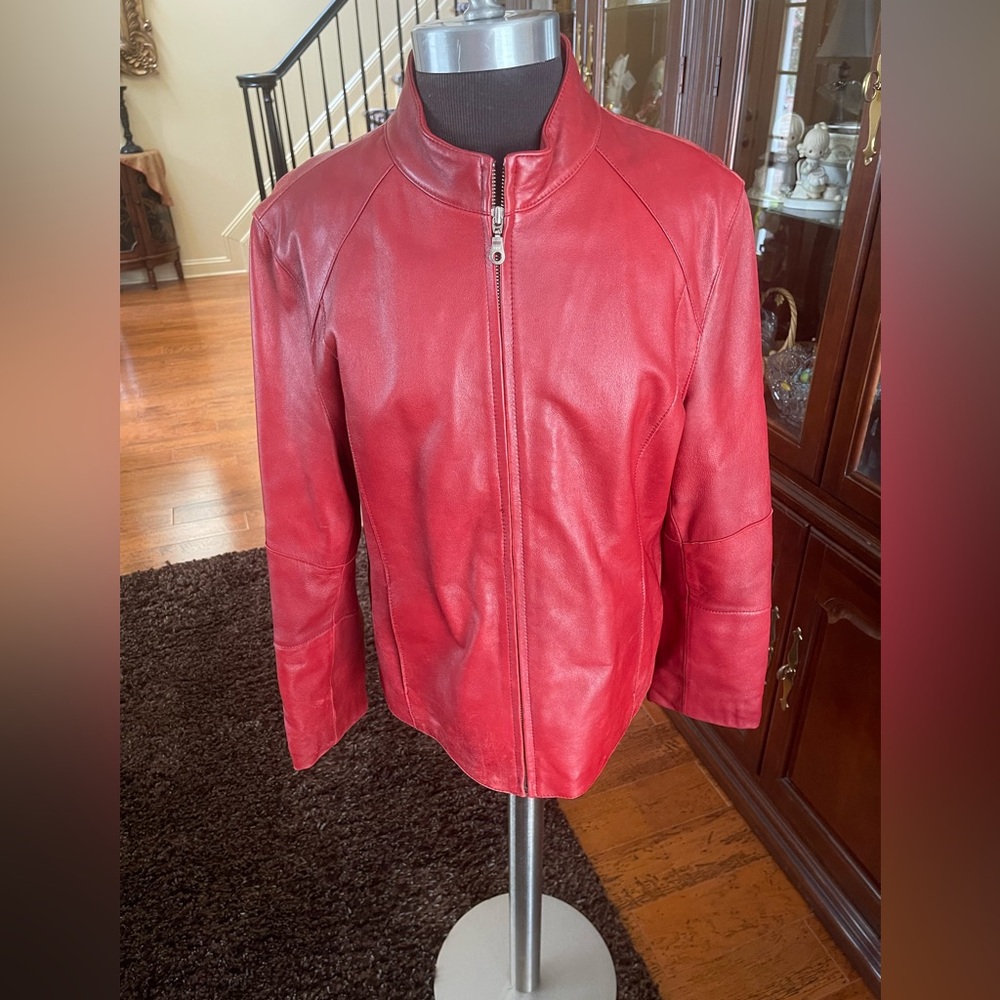 Women’s Red Leather moto jacket
Red XL ZIP Fitted Lined Wilsons
GORGEOUS!